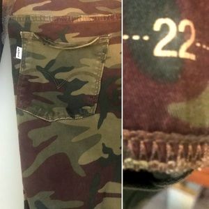 Levi pull on stretch skinny jeans.